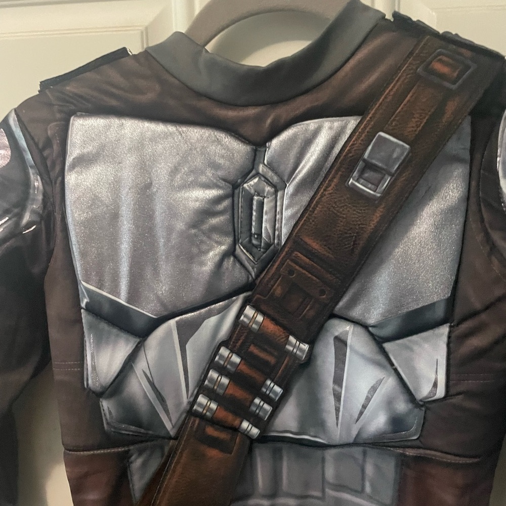 Mandalorian costume  kids medium.